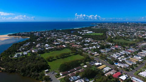 Hamptons Townhouse On Currimundi Lake - Tourism Brisbane 0