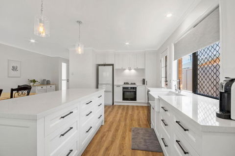 Hamptons Townhouse On Currimundi Lake - Tourism Brisbane 3