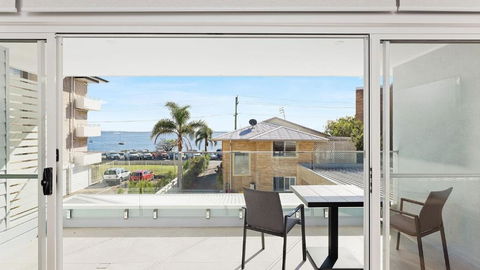 Hideaway 1, 3 Lillian St - Stunning Water Views - Tourism Brisbane 2