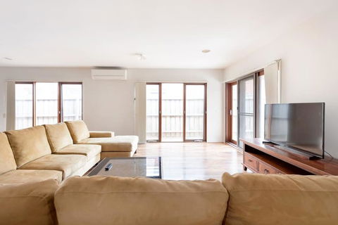 Holiday Rental 6 KING BD 12PPL - Tourism Brisbane 0