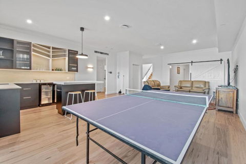 Heights Of Luxury - Elite Contemporary Entertainer - Tourism Brisbane 3