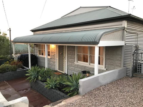 HILLSIDE HAVEN CHARMING C1920 COTTAGE Pet Friendly Sleeps 1 - 6 - Brisbane Tourism 0