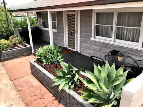 HILLSIDE HAVEN CHARMING C1920 COTTAGE Pet Friendly Sleeps 1 - 6 - Brisbane Tourism 1