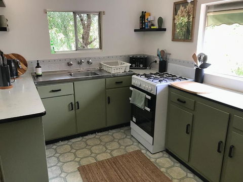 HILLSIDE HAVEN CHARMING C1920 COTTAGE Pet Friendly Sleeps 1 - 6 - Brisbane Tourism 3