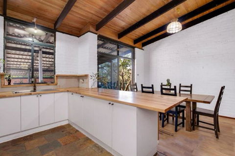 Hillside Retreat- Your Tranquil Home Away - Tourism Brisbane 3