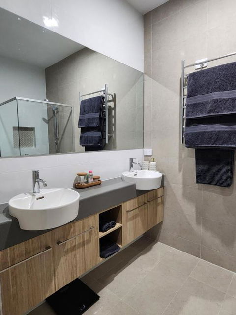 Holiday At The Beach, Spa Bath, King Bed With TV - Tourism Brisbane 3