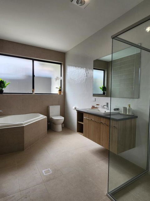 Holiday At The Beach, Spa Bath, King Bed With TV - Tourism Brisbane 1