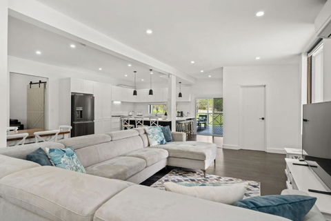 Holiday Homestead - Large Farm Stay Style Home - Tourism Brisbane 3