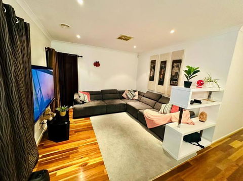 Holiday House In Mernda Free Parking 5 Min Walk To Supermarket - Tourism Brisbane 0