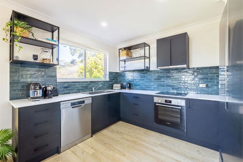 Holiday On Horace, 1, 74 Horace St - Wi-Fi , Two Living Areas - Tourism Brisbane 1