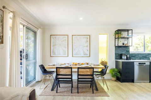 Holiday On Horace, 1, 74 Horace St - Wi-Fi , Two Living Areas - Tourism Brisbane 2