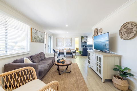 Holiday On Horace, 1, 74 Horace St - Wi-Fi , Two Living Areas - Tourism Brisbane 3