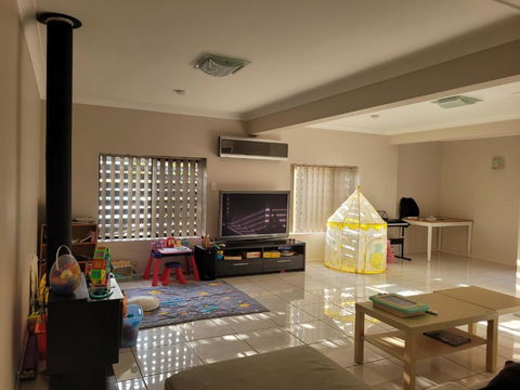 Holiday Style A Downstairs Room In Springwood Qld - Tourism Brisbane 1