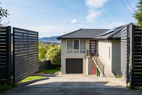 Hobart Retreat With City And Water View - Tourism Brisbane 3