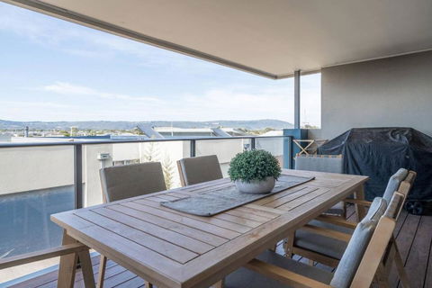 Helm House - A Contemporary Coastal Group Retreat - Tourism Brisbane 3