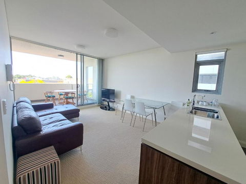 Hurstville Luxe 1BR Above Shops & Nr Train, Game Console & Free Netflix - Tourism Brisbane 1
