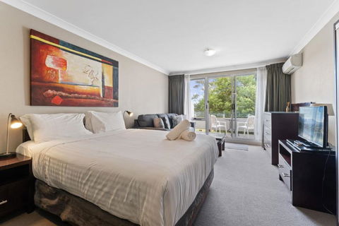 Horizons 115 - Lake Front Studio L Pool L Tennis Court L Bar - Tourism Brisbane 1