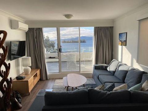 Horizons 424 Lake Jindabyne Waterfront 2 Bedroom Apartment - Tourism Brisbane 1
