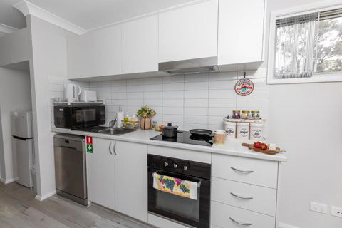 House By Lavender Lane - Forest Views, FREE Parking - Tourism Brisbane 3