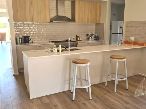 House Near The Lake Hosted By Rani - Tourism Brisbane 0