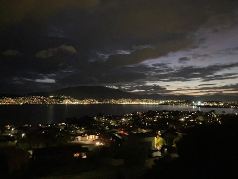 House On The Hillside With City Views Sleeps 12 - Tourism Brisbane 1