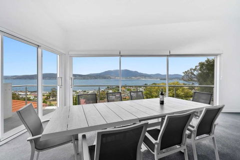 House On The Hillside With City Views Sleeps 12 - Tourism Brisbane 2