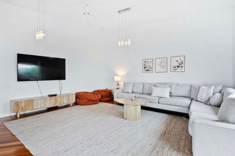 House On The Hillside With City Views Sleeps 12 - Tourism Brisbane 3