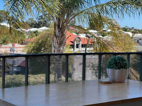 Humble & Cosy, In The Heart Of East Vic Park - Tourism Brisbane 1