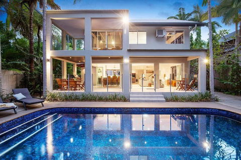 Indirah On The Beach - A Spacious Beachfront Home - Brisbane 4u 0