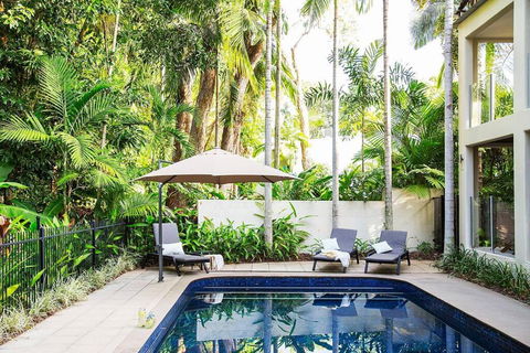 Indirah On The Beach - A Spacious Beachfront Home - Brisbane 4u 1