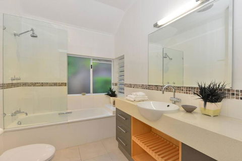 Indirah On The Beach - A Spacious Beachfront Home - Brisbane 4u 3