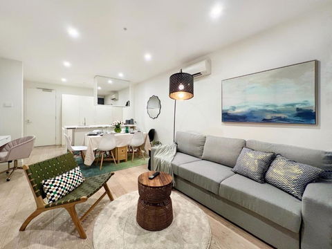 Indulge Luxury Holiday Near Brighton Beach With Private Garden Parking - Brisbane Tourism 1