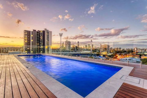 Inner City 1 Bedroom Apartment With Rooftop Pool And Parking - Serain Residences - Tourism Brisbane 0