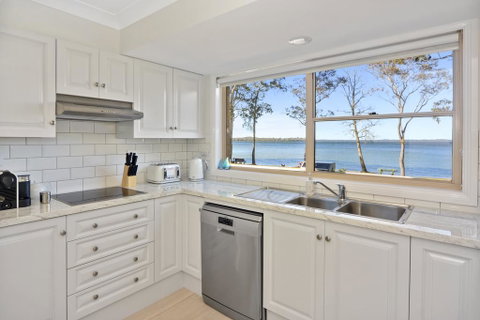 Adrift Retreat - St Georges Basin Waterfront Home - Brisbane Tourism 3