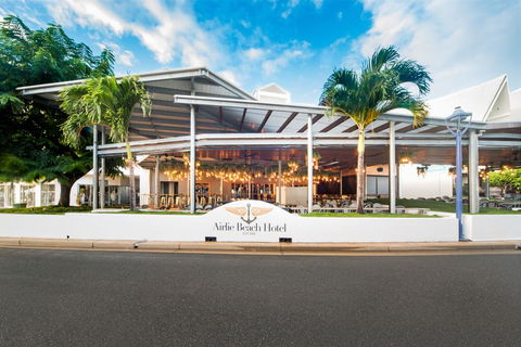 Airlie Beach Hotel - Brisbane Tourism 0