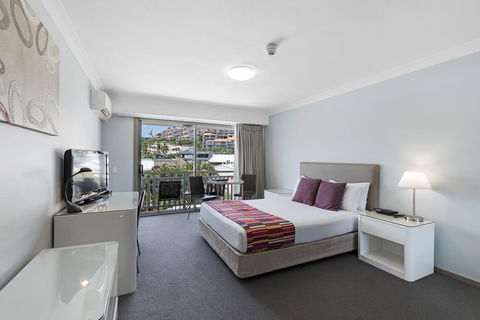 Airlie Beach Hotel - Brisbane Tourism 3