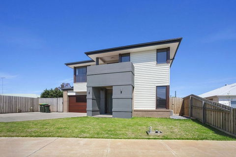 Alyxia Escape 15 - Tourism Brisbane 1