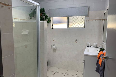 Andergrove Home With A Garden View-Wi-fi & Netflix - Brisbane Tourism 3