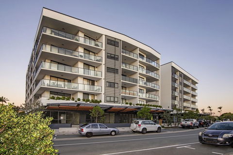 Arise Hedge - Brisbane Tourism 0