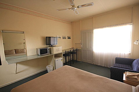 Aromet Motor Inn - Tourism Brisbane 0