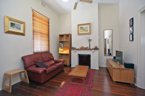 Art On Attfield - Cute Heritage 1 Bedroom Stone Cottage - Brisbane Tourism 1