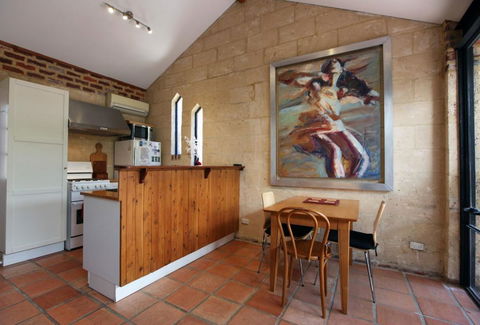 Art On Attfield - Cute Heritage 1 Bedroom Stone Cottage - Brisbane Tourism 3