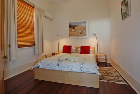 Art On Attfield - Cute Heritage 1 Bedroom Stone Cottage - Brisbane Tourism 2