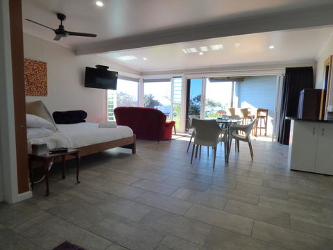 ArtHOUSE Beachfront Accommodation - Tourism Brisbane 3