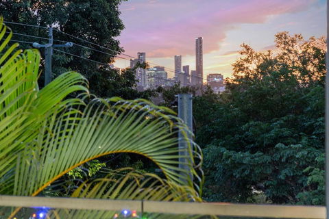 Luxurious Living - 3Bed-3Bath-1Car-Pool - Balmoral - Brisbane Tourism 3