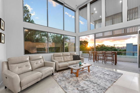 Luxurious Living - 3Bed-3Bath-1Car-Pool - Balmoral - Brisbane Tourism 0