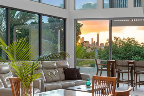 Luxurious Living - 3Bed-3Bath-1Car-Pool - Balmoral - Brisbane Tourism 1
