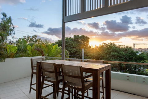 Luxurious Living - 3Bed-3Bath-1Car-Pool - Balmoral - Brisbane Tourism 2