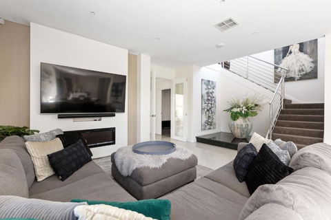 Luxury Beachside Residence - Tourism Brisbane 3