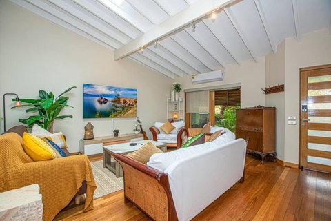 Luxury Retreat Home - 4bed House W/Parking - Mins From CBD - Tourism Brisbane 2